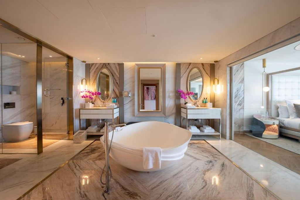 FIVE LUXE