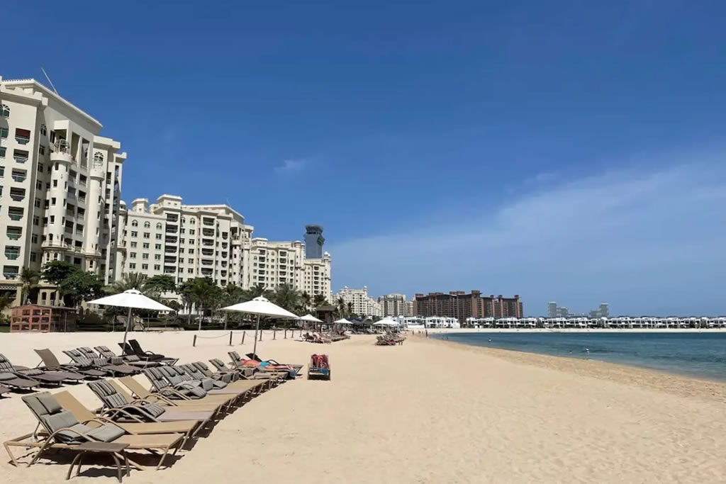 Al Dabas Beach Views, 3BD Sleeps 6, Beachfront