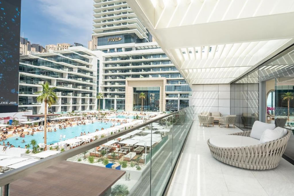 FIVE LUXE